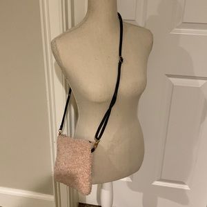 🌺 NWT Crossbody soft pink boucle with gold hardware - boutique 🌺
